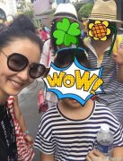 张柏芝与粉丝亲密玩自拍 笑容满面心情好 张柏芝与粉丝亲密玩自拍 笑容满面心情好